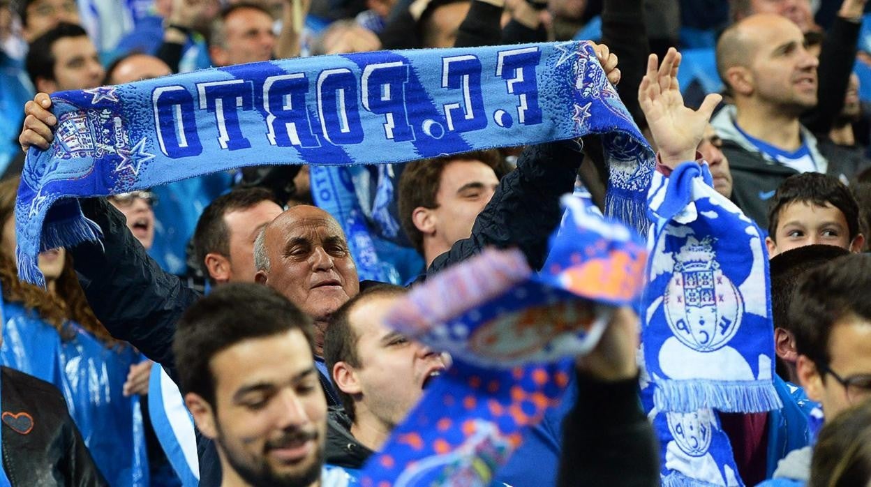 Aficionados portugueses, durante un partidod el Oporto en O Dragao