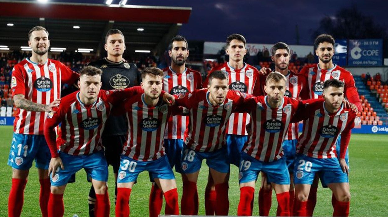 Los jugadores del Lugo posan antes de un partido