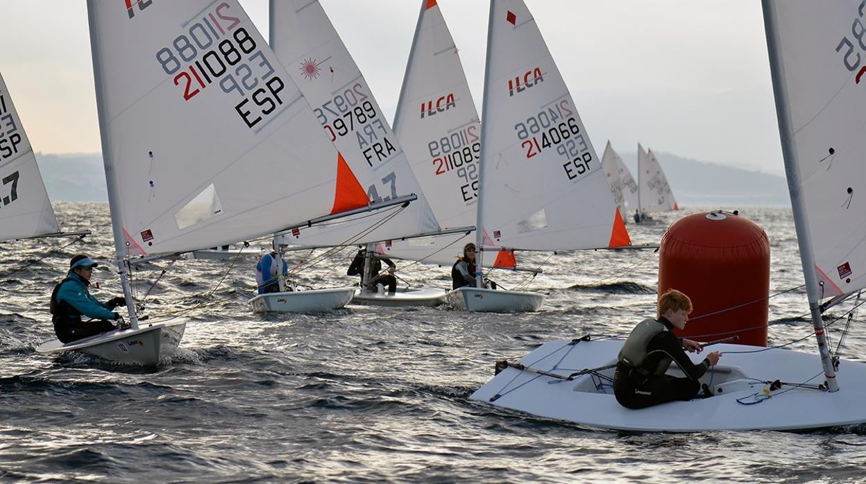 Pep Cazador (ILCA7) y Benedetta Di Salle (470 Mixto), primeros líderes de la 45ª Christmas Race