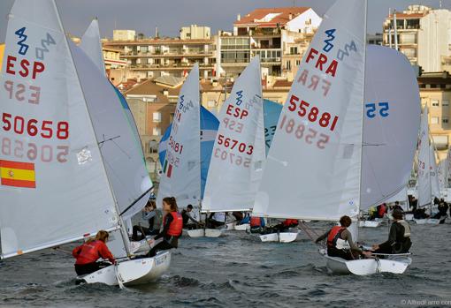 Pep Cazador (ILCA7) y Benedetta Di Salle (470 Mixto), primeros líderes de la 45ª Christmas Race