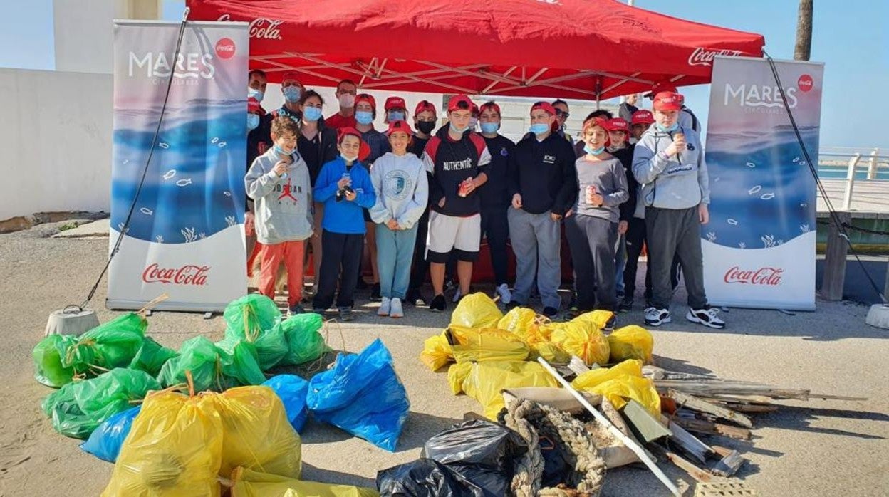 Los jóvenes recogieron 50 kilos de residuos en una sola hora en la playa del Levante.