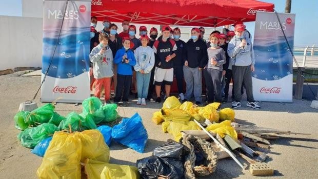 Los jóvenes piragüistas del RCN de El Puerto arriman el hombro en la limpieza de playas