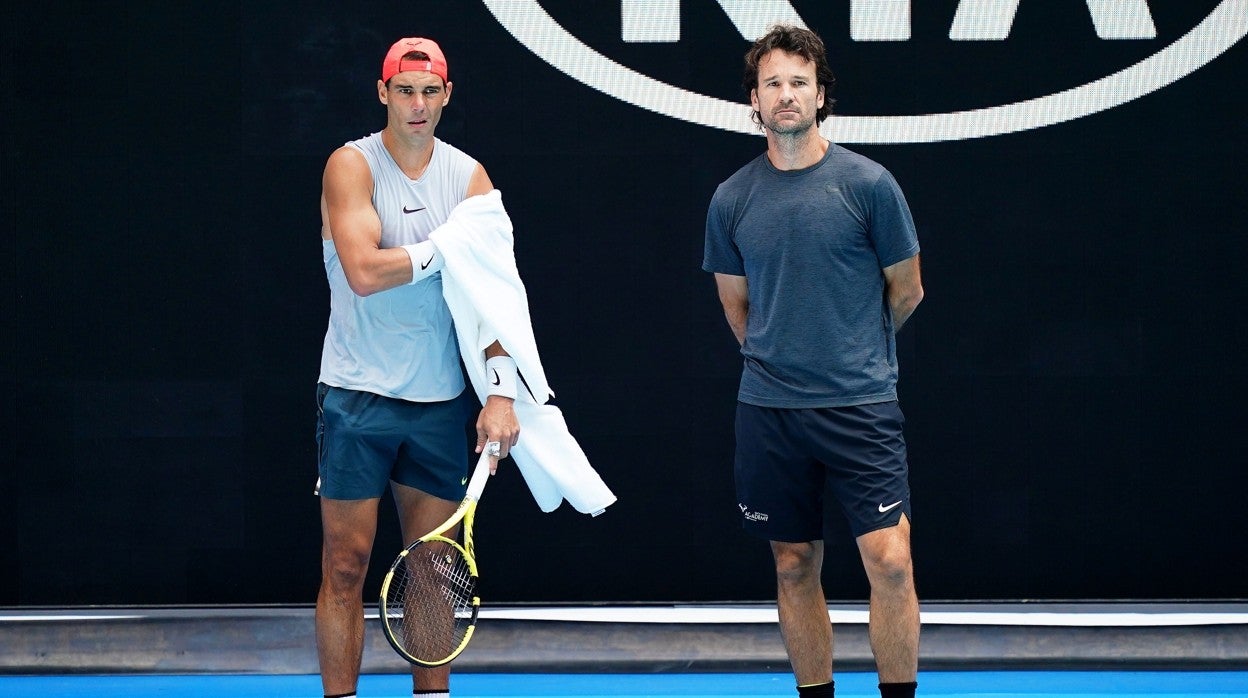 Carlos Moyá, a la derecha, durante un entrenamiento con Nadal