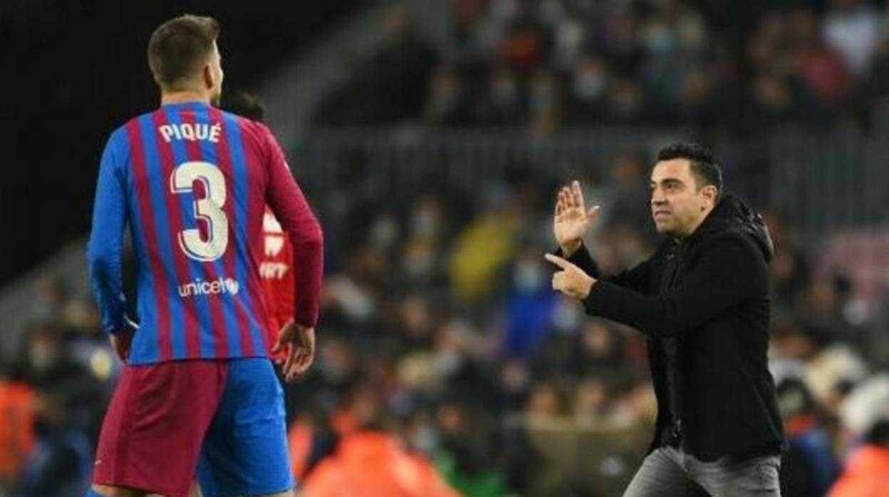 Xavi le da instrucciones a Piqué