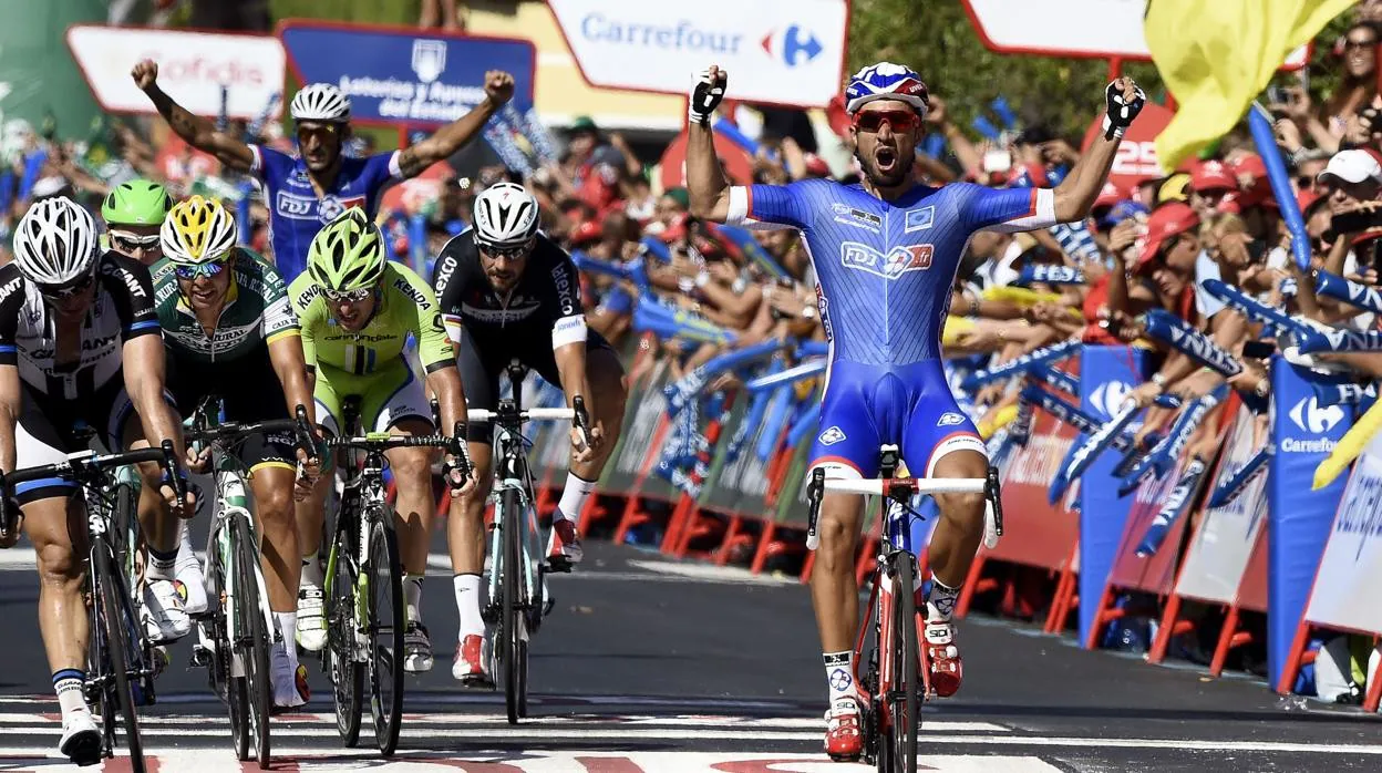 Nacer Bouhanni, ciclista alemán celebra el triunfo en San Fernando en la Vuelta a España de 2014.