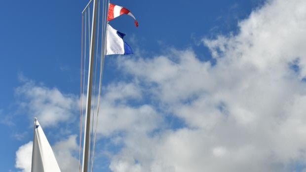 El inicio de la Regata de Año Nuevo se hace esperar en la bahía de Cádiz