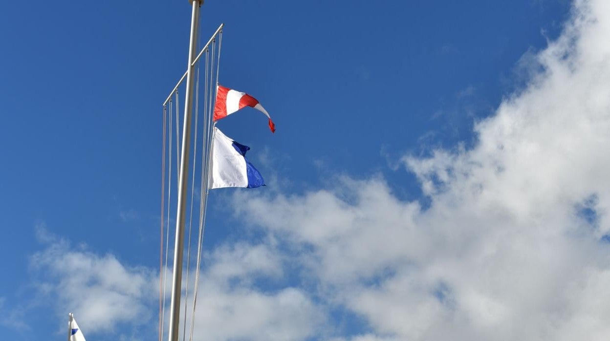 La bandera de aplazamiento ondeó en Puerto Sherry.