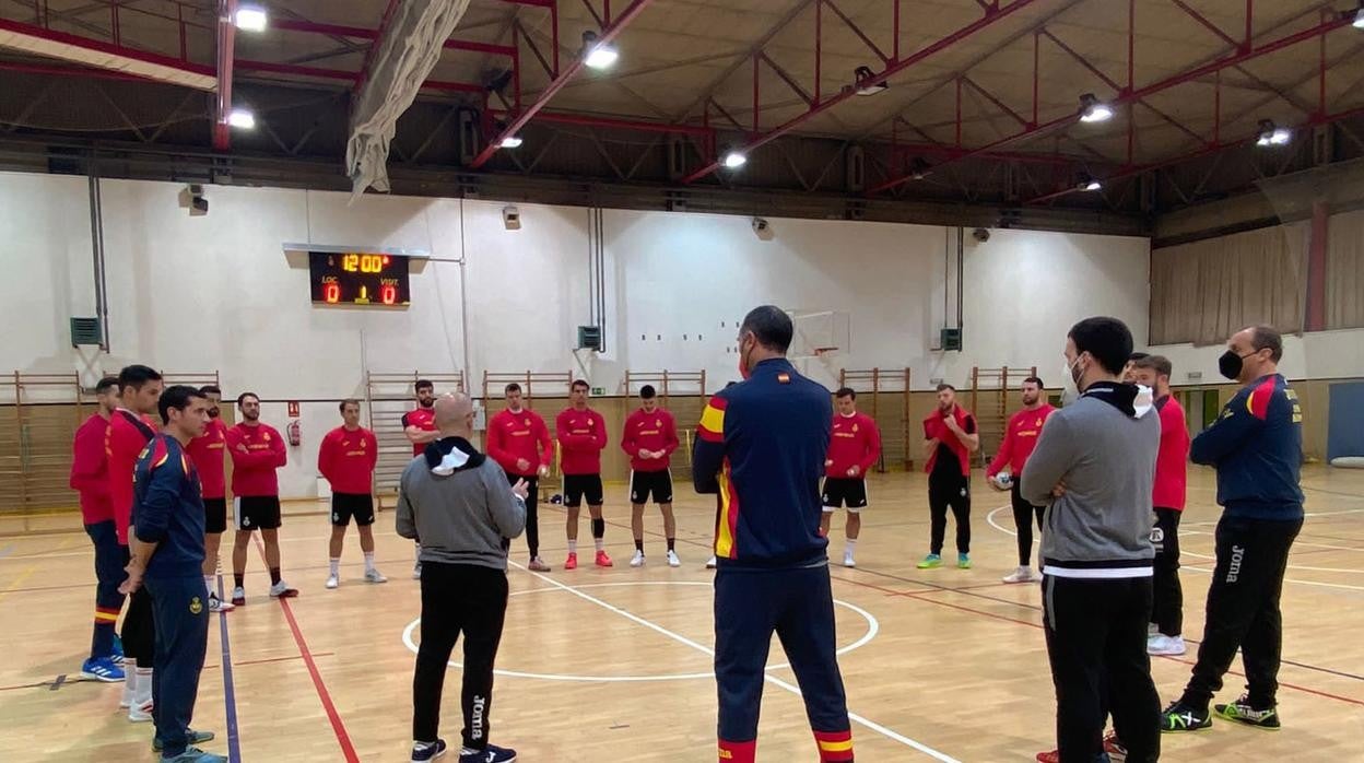 La plantilla de la selección, durante una charla del sel entrenador Jordi Ribera