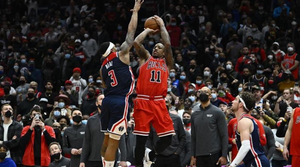 DeRozan, en el momento de lanzar a canasta en el último segundo ante los Wizards