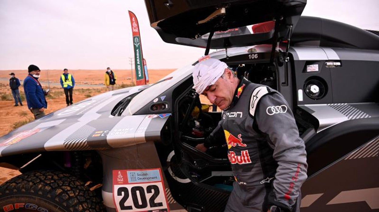 Carlos Sainz, con su bólido eléctrico, en la salida de la segunda etapa del Dakar