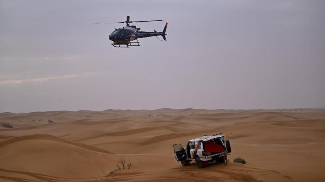 Un coche del equipo Sodicars, cuya asistencia sufrió el ataque, espera ayuda en el Dakar