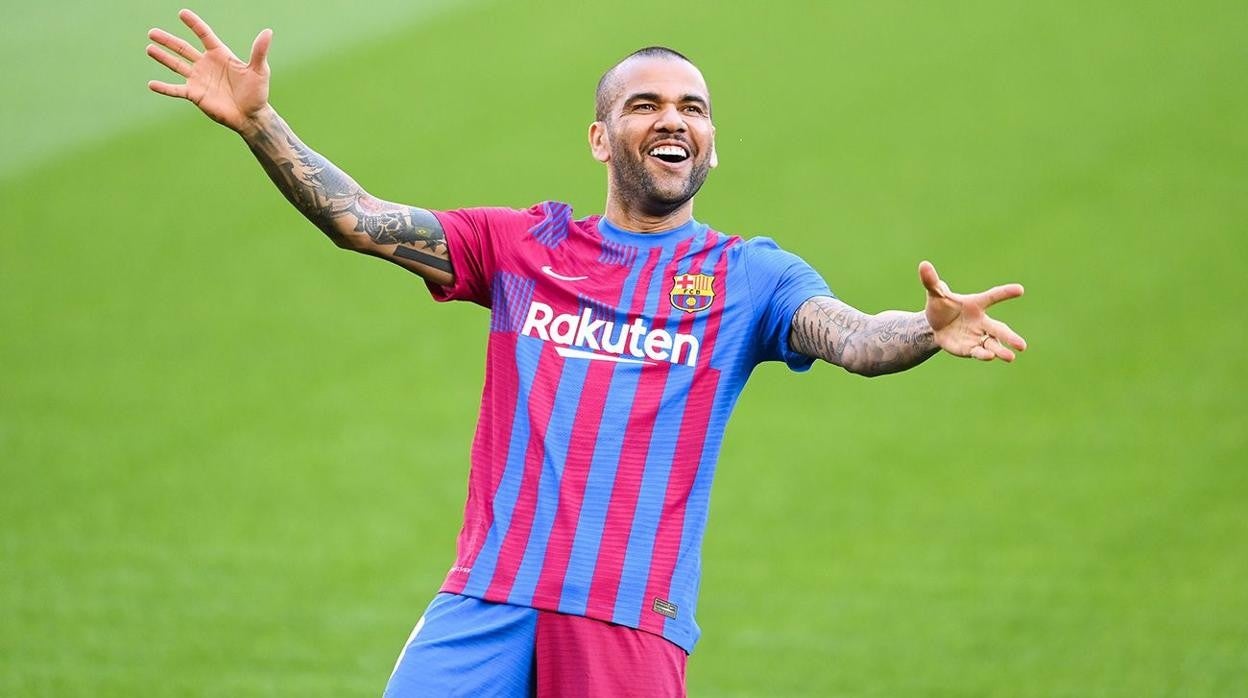 Alves bromea durante su presentación