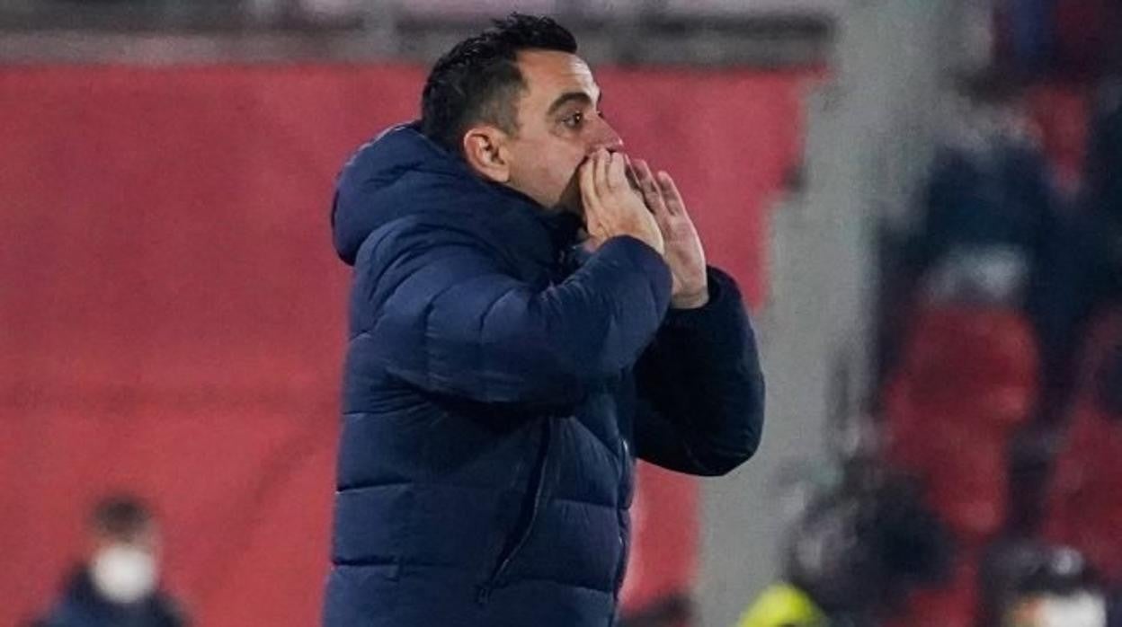 Xavi da instrucciones a sus jugadores