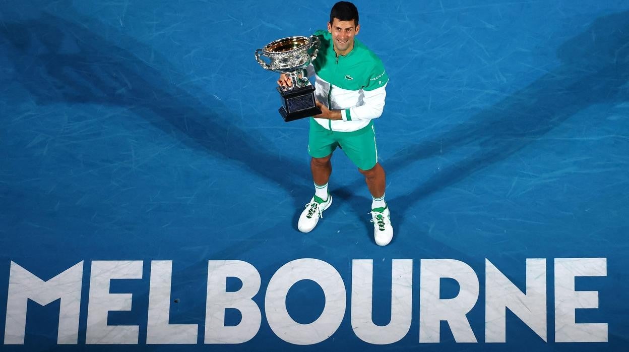 Djokovic, con el trofeo del Abierto de Australia