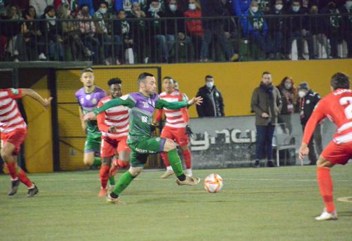 Una imagen del duelo entre el Atlético Mancha Real y el Granada