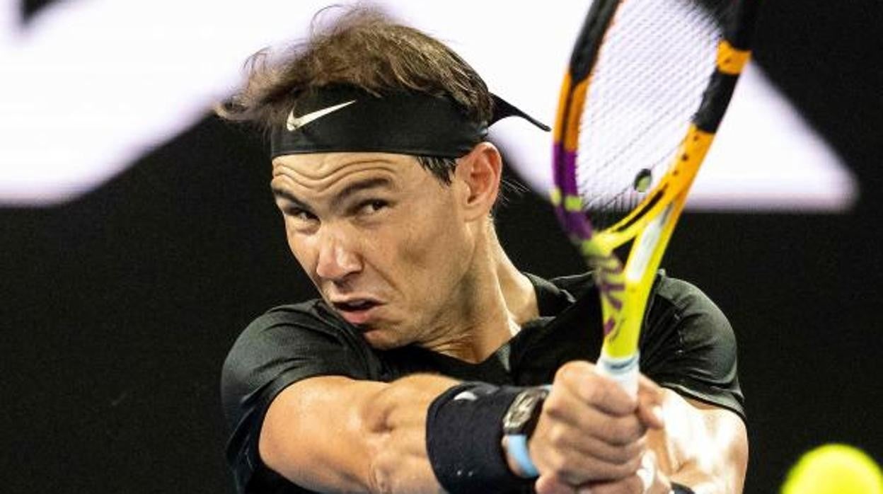 Rafa Nadal golpea una bola durante su encuentro frente a Berankis