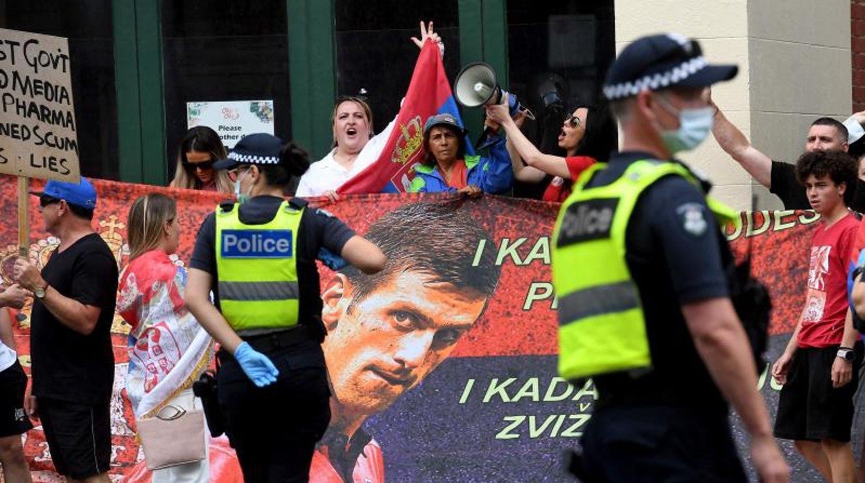 Decenas de manifestantes frente al hotel en el que está Djokovic