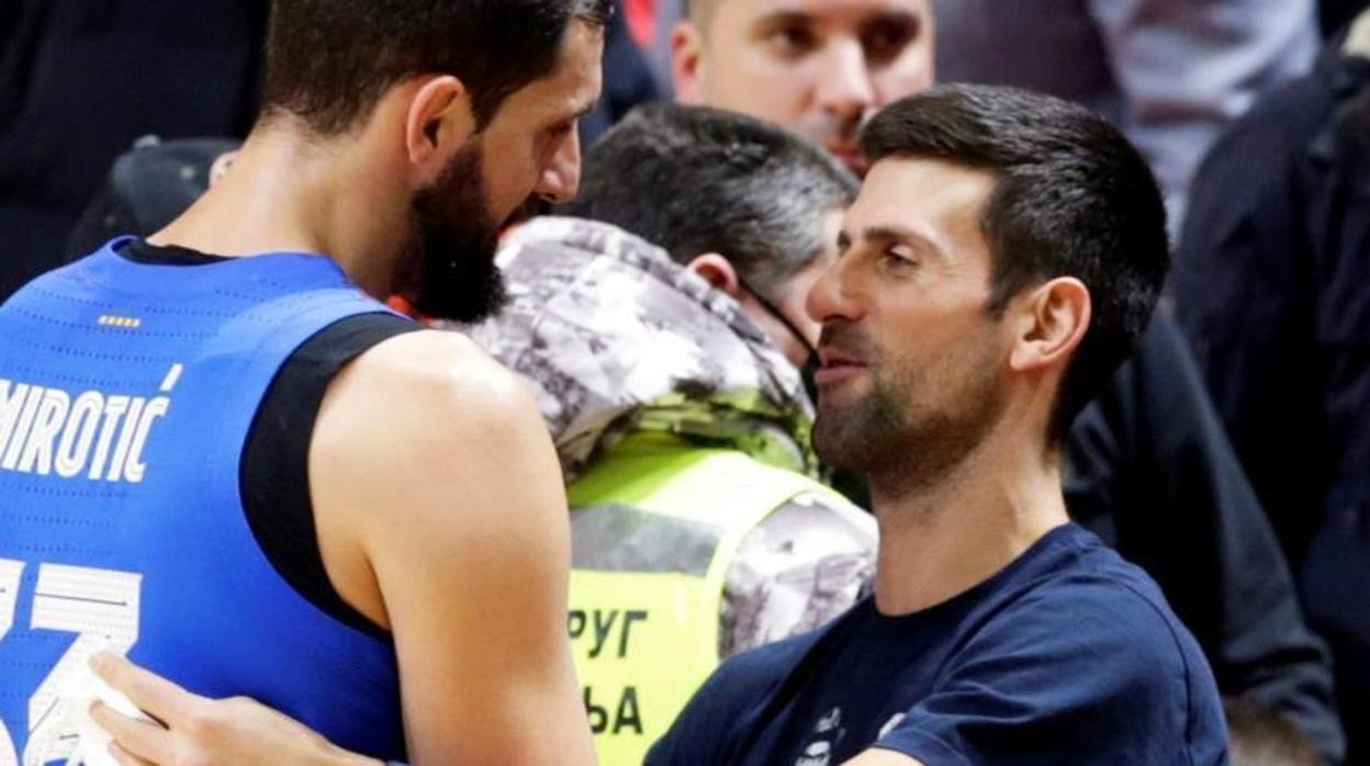 Novak Djokovic, con el jugador del Barcelona Nikola Mirotic en diciembre durante un partido de Euroliga