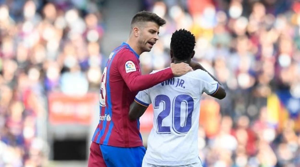 Piqué agarra a Vinicius durante un clásico