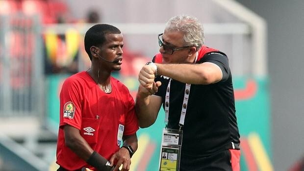 Escándalo en la Copa África: el árbitro del Túnez-Mali pita tres finales de partido y no acierta en ninguno