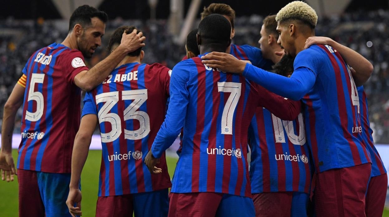 Los jugadores del Barça celebran uno de los goles al Madrid