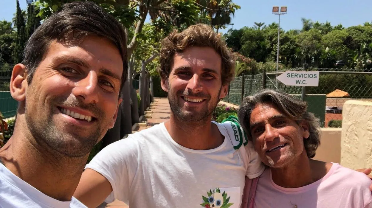 El jugador de tenis Novak Djokovic, junto a su hermano Markoy el gurú Pepe Imaz