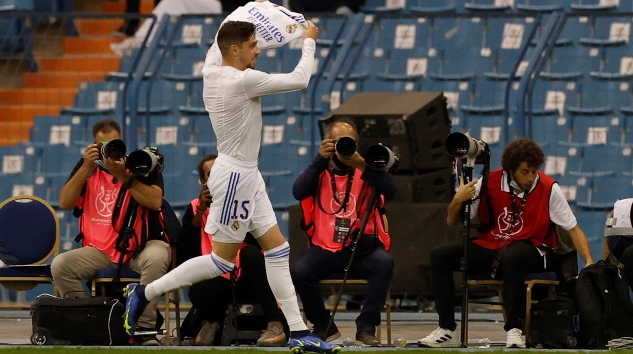 Federico Valverde celebra su gol al Barcelona