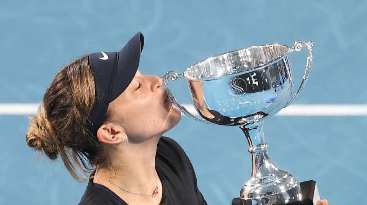 Paula Badosa besa el trofeo de campeona