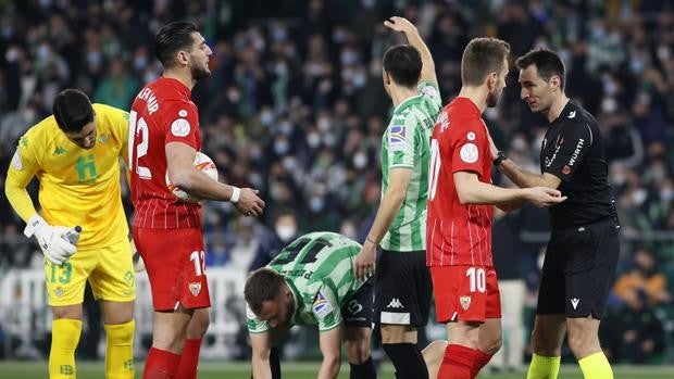 Suspendido el derbi sevillano por el lanzamiento de una barra a Joan Jordán