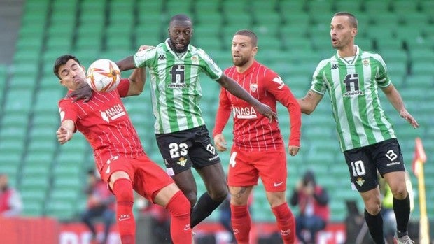 El Betis gana al Sevilla el partido de la vergüenza