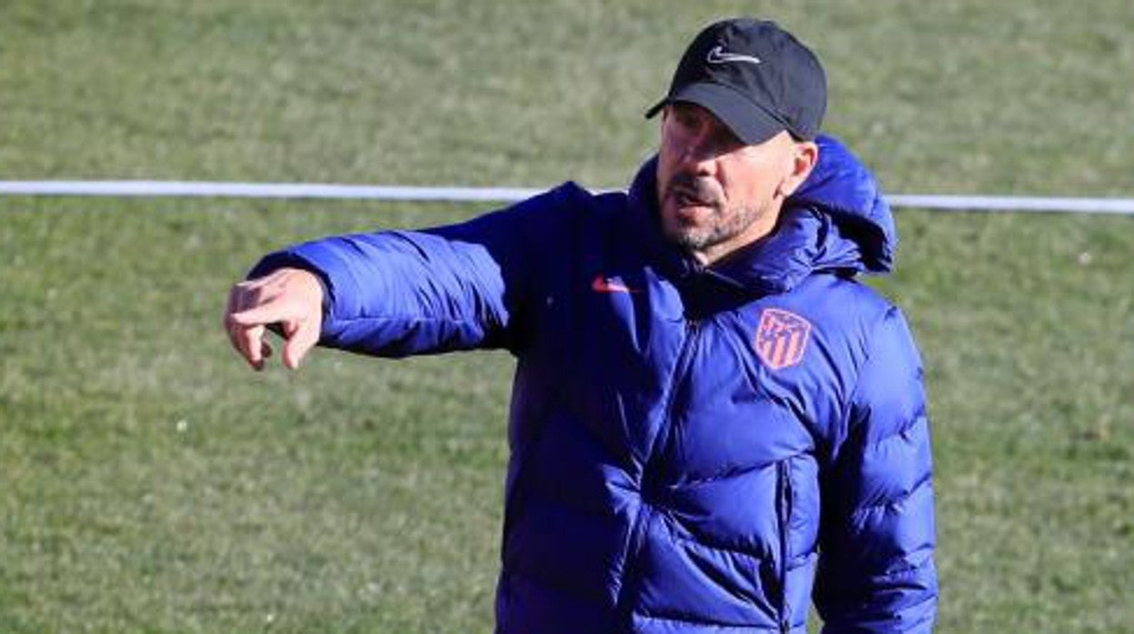 Diego Simeone dirige un entrenamiento del Atlético