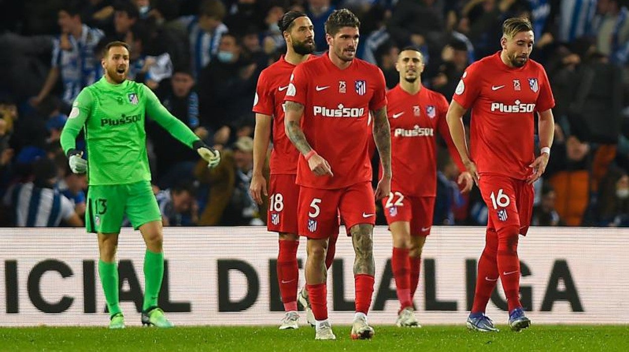 Los jugadores del Atlético, en el partido de Anoeta