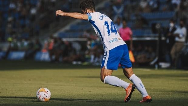 El Tenerife golea al Oviedo (4-0) y aprieta la pelea por el ascenso directo