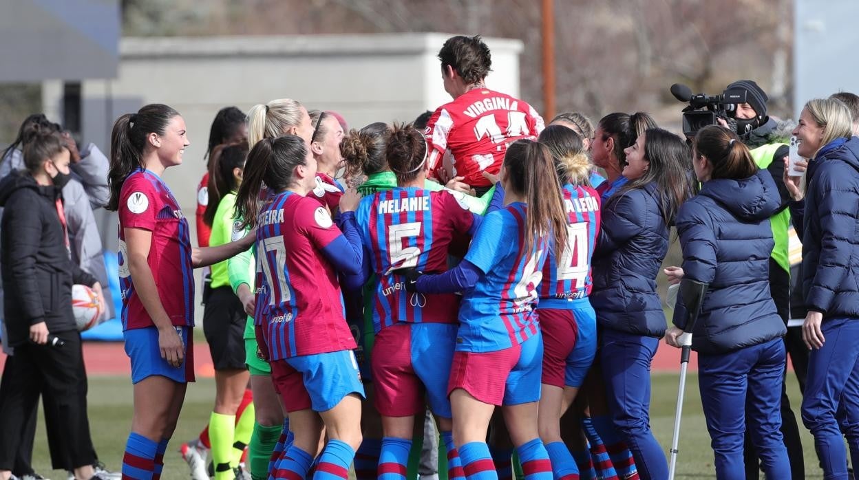 Torrecilla, manteada por las jugadoras del Barça tras la final de Supercopa