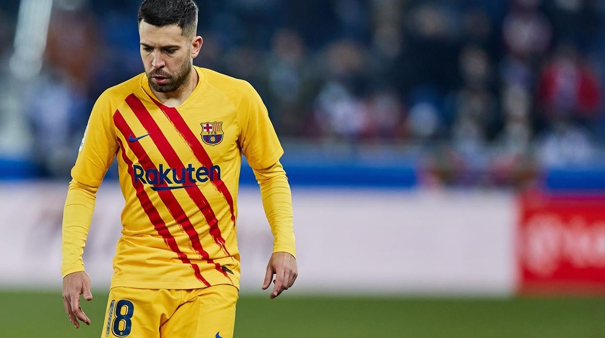 Jordi Alba conduce el balón durante el partido ante el Alavés