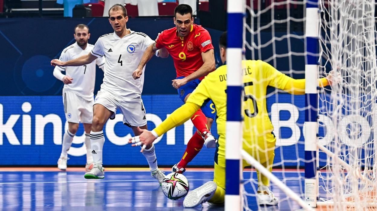 Sergio Lozano dispara a puerta ante Bosnia