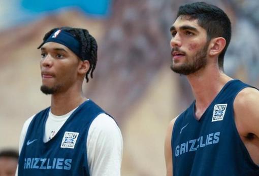 Aldama (derecha), en un entrenamiento con los Grizzlies