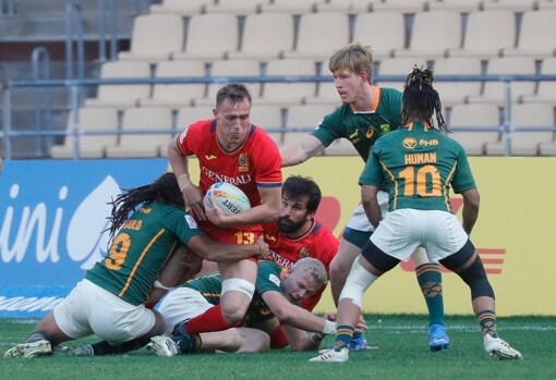 Bolinches defiende el oval rodeado de jugadores sudafricanos
