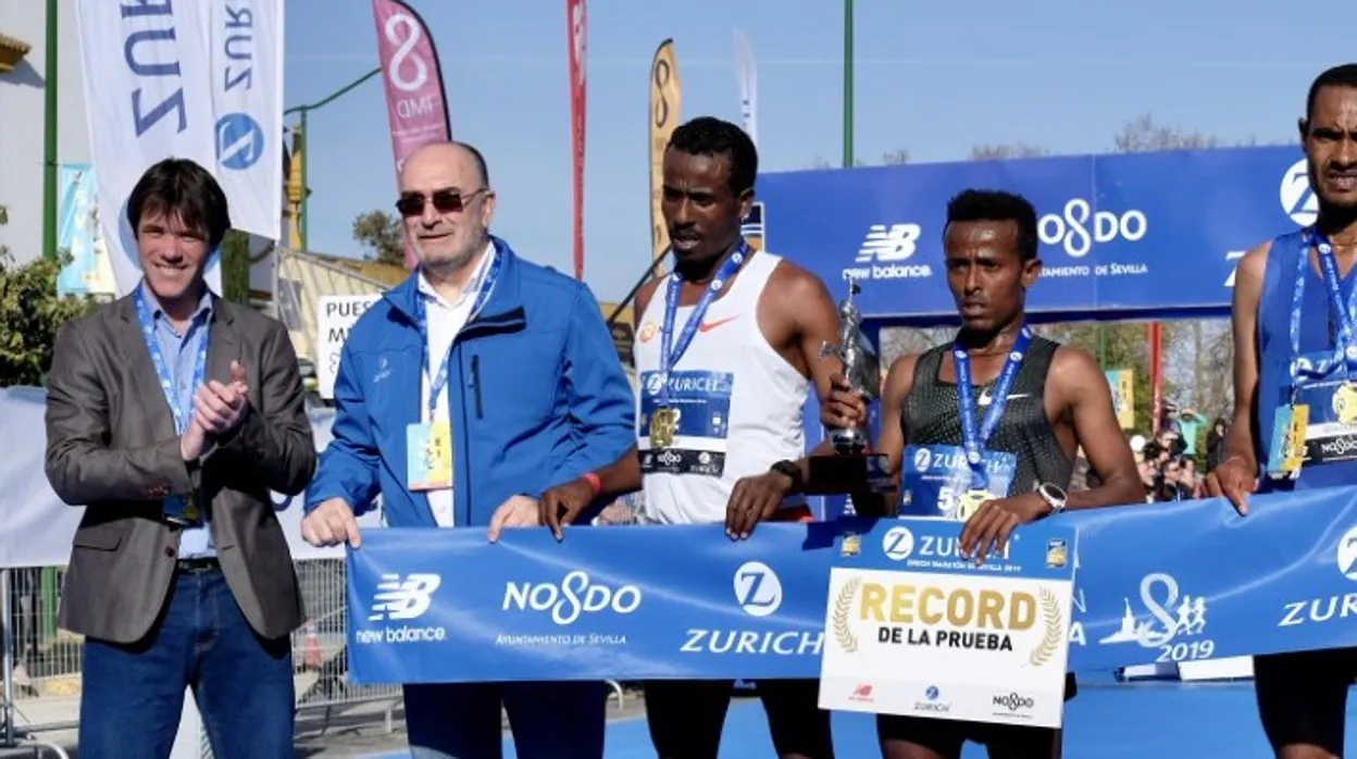 El podio masculino de la edición de 2020 del Zurich Maratón Sevilla