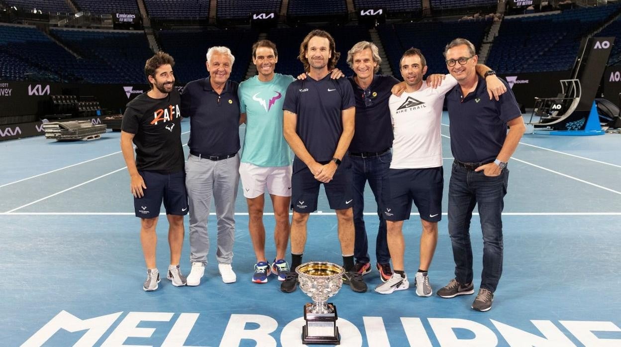 Nadal, con su equipo tras ganar en Melbourne