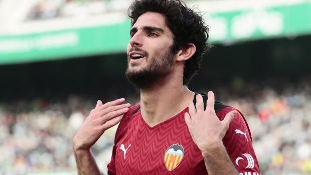 Un gol de Guedes le da el triunfo al Valencia