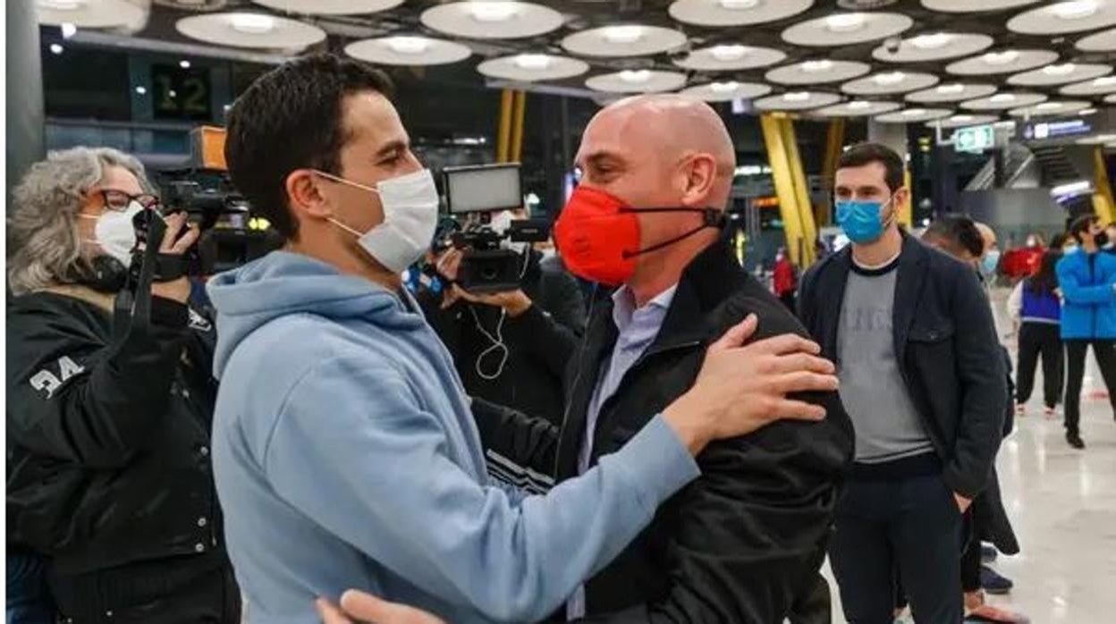 Luis Rubiales, este sábado en el aeropuerto de Madrid recibiiendo a Jorge López