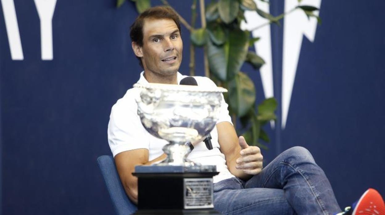 Rafa Nadal, junto al trofeo de campeón de Australia en su academia de Mallorca
