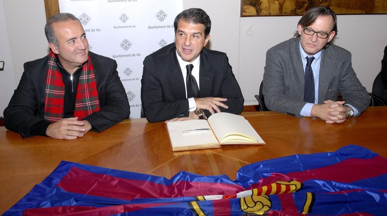 Joan Laporta, entre Alfons Godall (izquierda) y el alcalde de Vic (derecha)