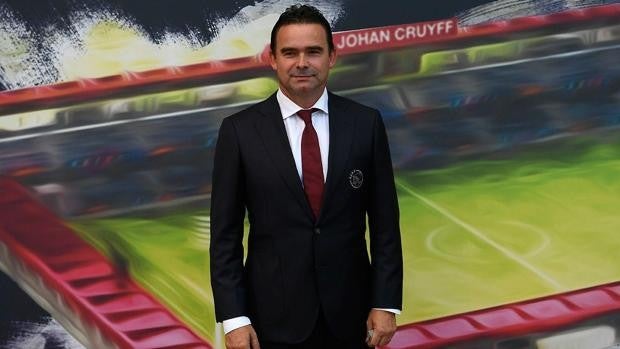 El Ajax despide a Overmars por mensajes inapropiados a compañeras de trabajo: «Estoy avergonzado»