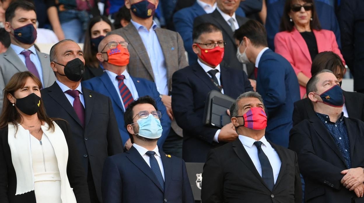 Aragonés y Laporta escuchan el himno catalán en el Camp Nou antes del duelo ante el Madrid