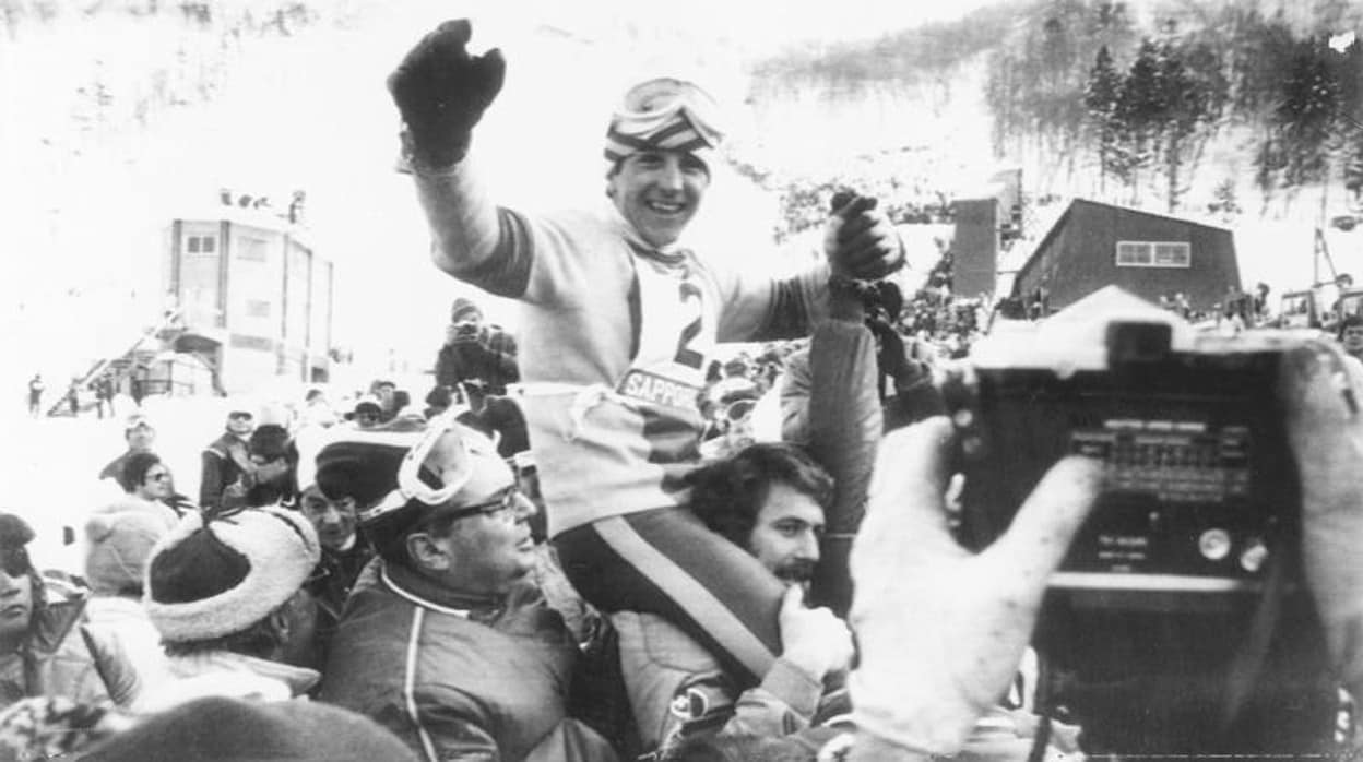 Francisco Fernández Ochoa, a hombros tras ganar el oro en Sapporo