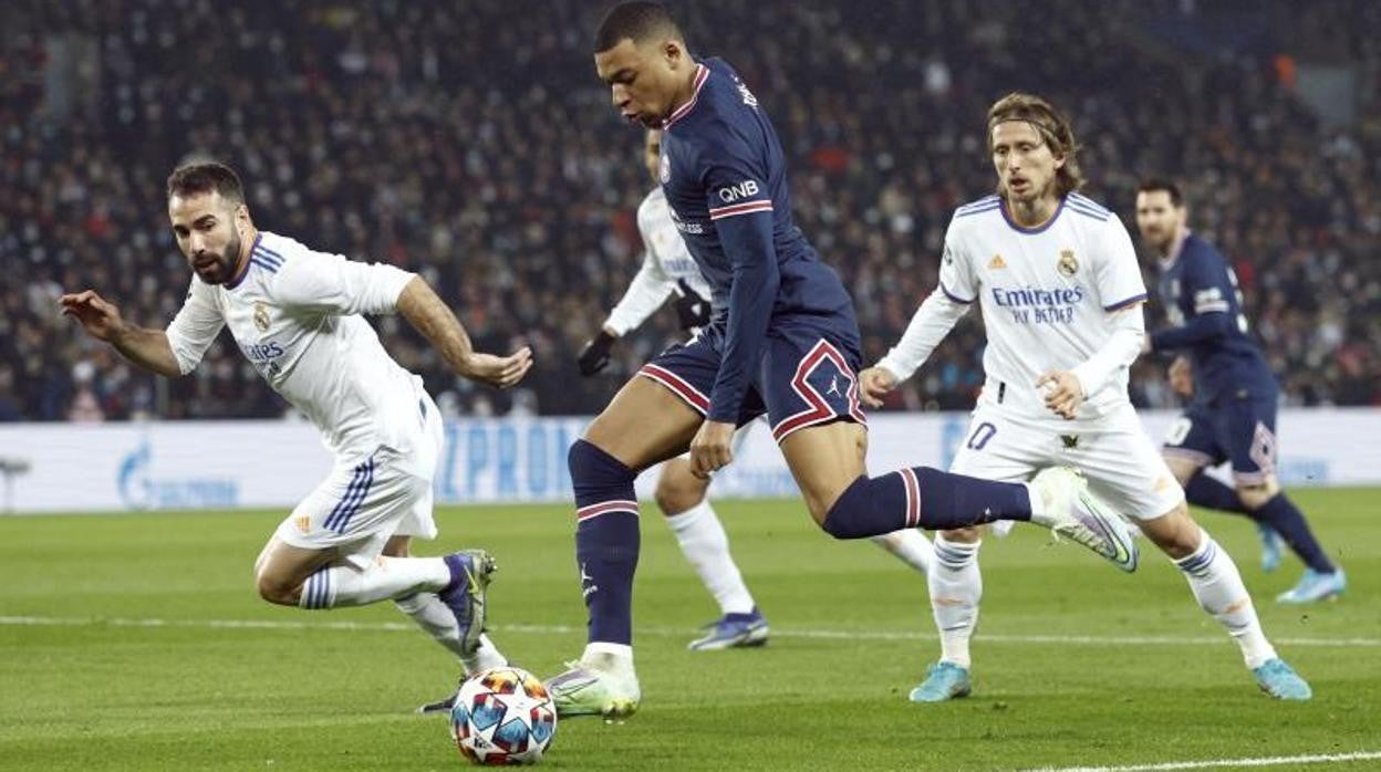 Mbappé disparando a la portería del Real Madrid