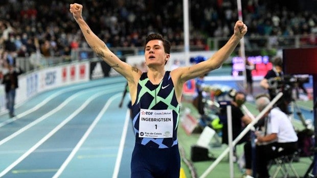 Jakob Ingebrigtsen rompe el récord mundial indoor de 1.500