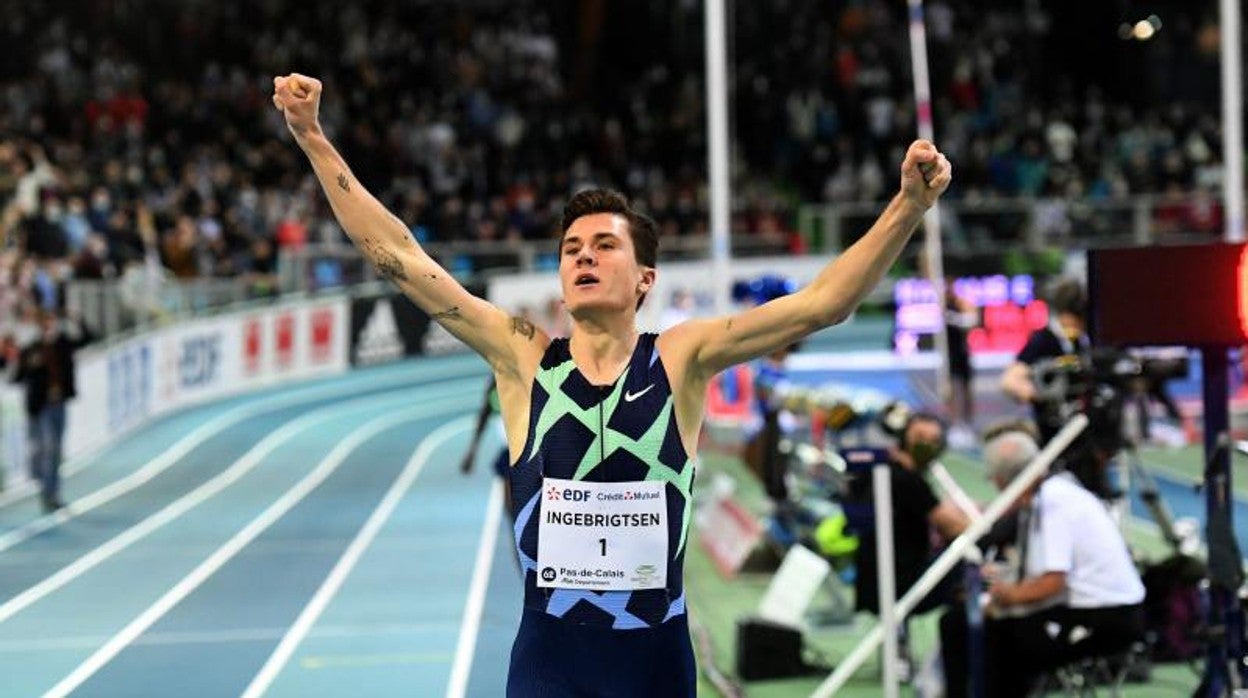 Jakob Ingebrigtsen rompe el récord mundial indoor de 1.500